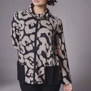 Peruzzi Italy Animal Print Top Size 34 NWT Cowl Neck Long Sleeve Boutique